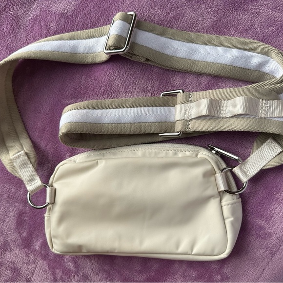 Lululemon- Everywhere Belt Bag - white opal/ raw linen / white! - Picture 7 of 13